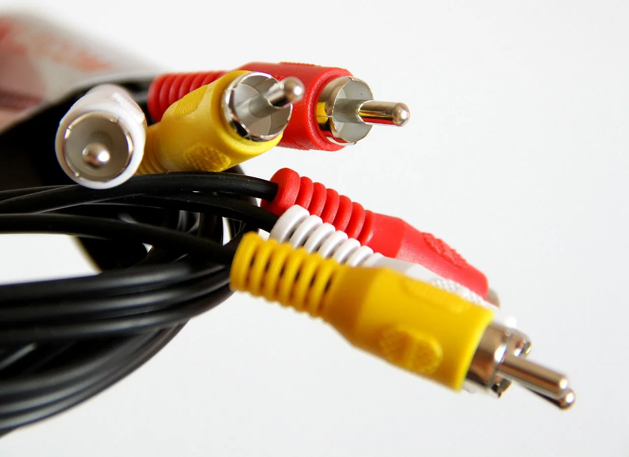 Аудиокабель TELECOM TAV7150-1.5M, 3×RCA (M) — 3×RCA (M), 1.5 м